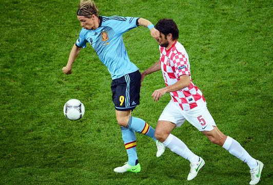 Fernando Torres holds off Vedran Corluka