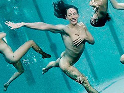 Британские пловчихи устроили откровенную фотосессию в бассейне